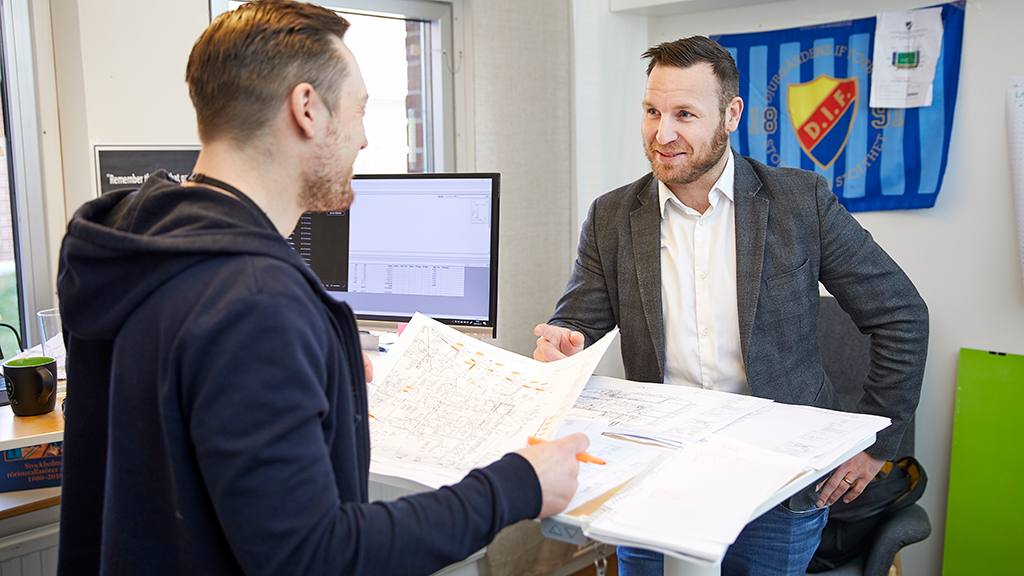 Arbetschefen Tobias Bauer räknar på nya projekt som han diskuterar med Andreas Lavrell. Foto: Peter Knutson