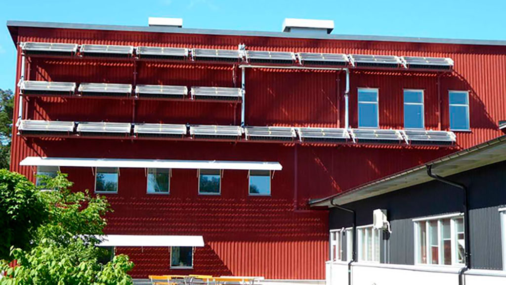 Högskolans forskningshus med sitt labb och sina tre verkstäder, försett med hybridsolfångare. Foto: Högskolan i Gävle