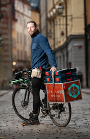 Hugo Wolgers rör sig smidigt i trafiken på cykeln. Foto: Daniel Roos