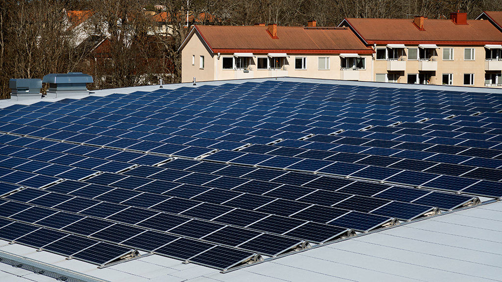 Solceller på taket beräknas bidra med 227 000 kilowattimmar per år. Foto: David Lagerlöf