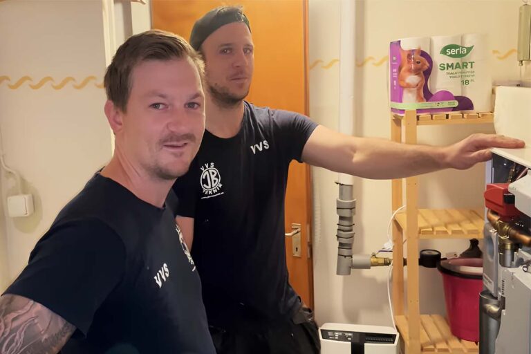 VVS-montörerna ska få värmepumpen att leverera värme till radiatorerna igen. Foto: privat