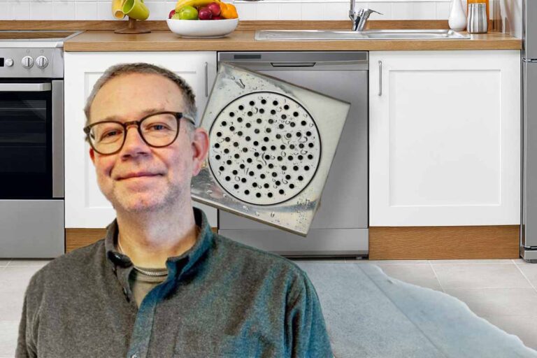 Säker Vattens expert Pierre Lundborg framför kök med vattenläcka
