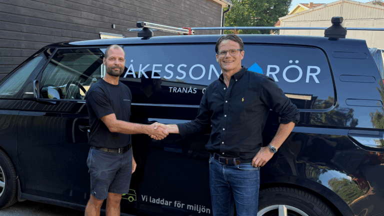 Handslaget om att Currentum med Oskar Hagström köper Åkessons Rör av grundaren Robin Åkesson.