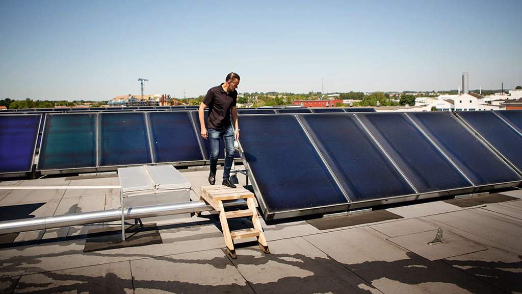 Vinko Culjak är ofta uppe på taket till Ystad Arena för att kolla att allt är ok med solvärmeanläggningen som levererar 400 kWh i form av både värme och varmvatten till Ystadsborna. Foto: Jenny Leyman