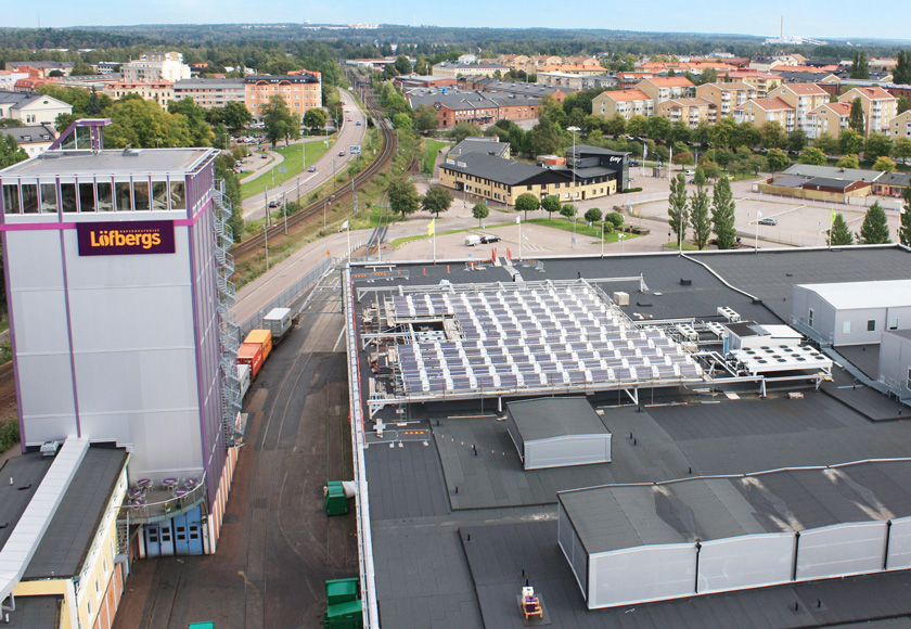Världens första storskaliga testanläggning av solpaneler för både värme och kyla finns i Karlstad. Foto: Löfbergs Lila