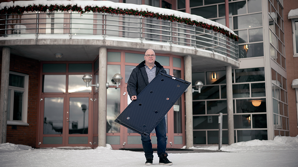 Anders Mikaelsson med ETX-panelen, värmeväxlaren som är en del av alla Ecoclimes produkter. Foto: Hannele Bång