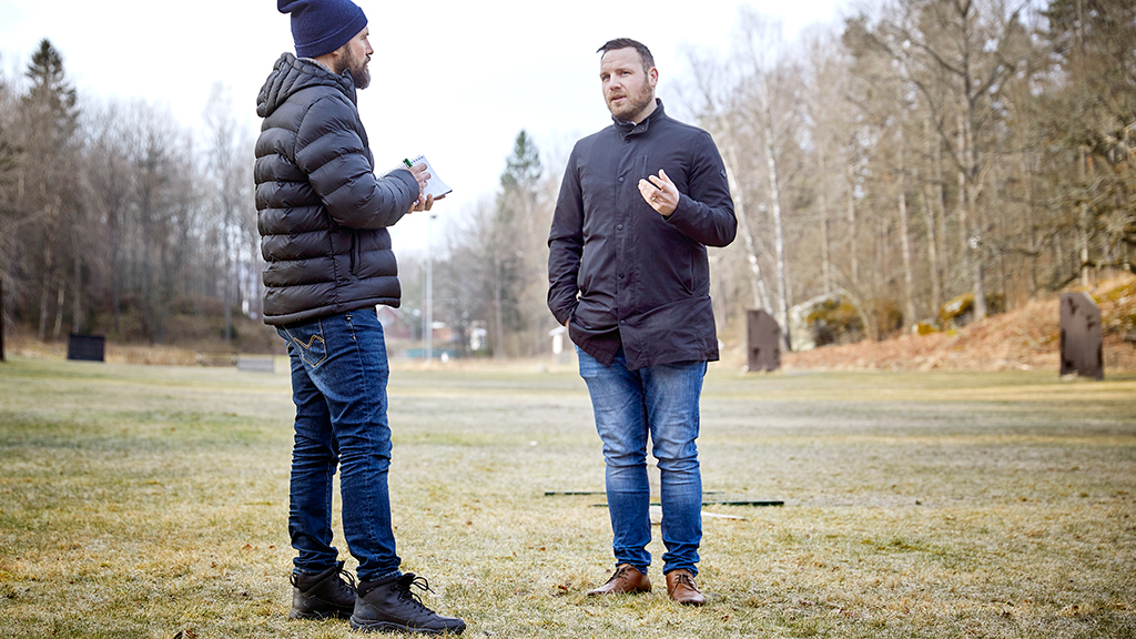 Andreas Lavrell vill få hela firman att jobba som ett lag, berättar han i en intervju med VVS-Forums chefredaktör Fredrik Karlsson, som möter honom utomhus på grund av coronarisken. Foto: Peter Knutson