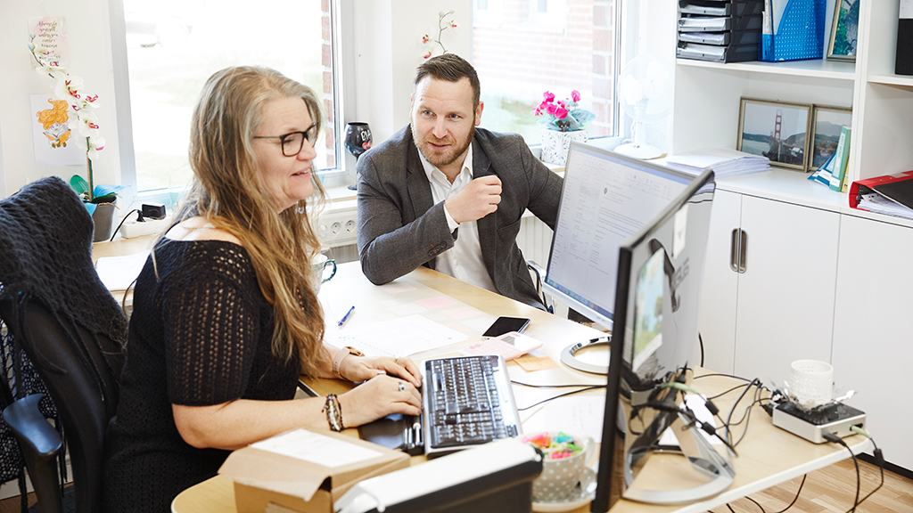 Pia Åhlund är ekonomichef och jobbar nära vd:n på Nytorps rörs kontor söder om Stockholm. Foto: Peter Knutson