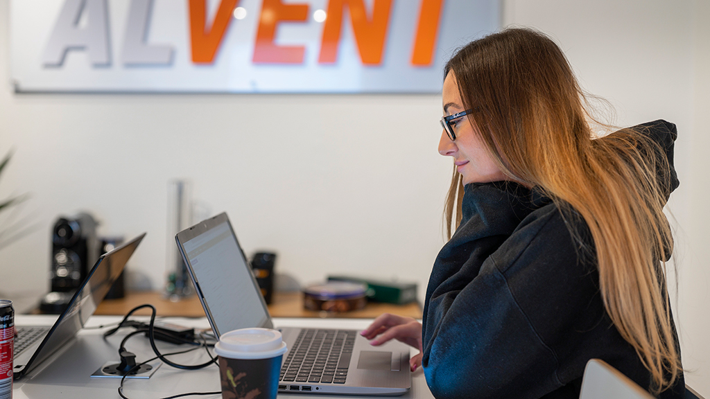 Angelica Lundin startade AL Ventilation 2017. Ju mer hon lär sig desto större res­pekt får hon för yrket säger hon. Alla sju anställda är familjemedlemmar och vänner till henne. Foto: Daniel Roos