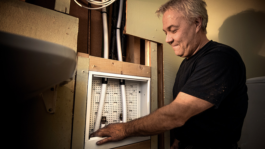 Även väggen i toaletten på undervåningen, som egentligen inte skulle ha renoverats nu, fick rivas för att kunna komplettera med ett fördelarskåp där. Foto: Sören Håkanlind