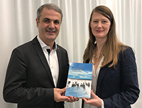 Energiminister Ibrahim Baylan (S) och Lise Nordin (MP) med rapporten.