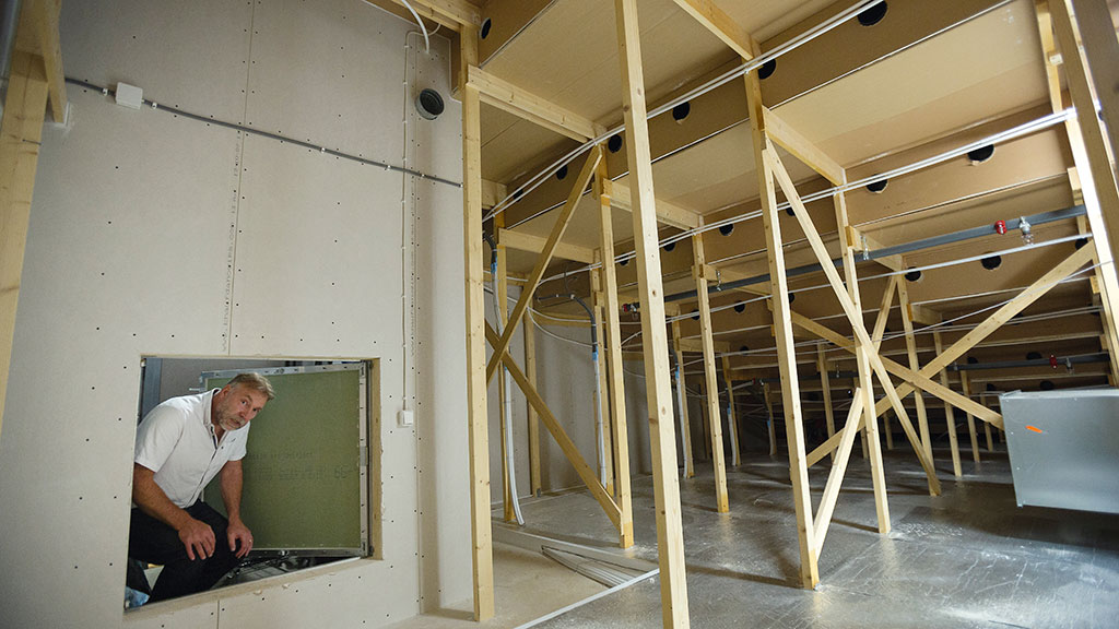 I fördelningslådan, under stolsraderna, förs tilluften in till biosalongen. Det sker med låg hastighet genom de runda öppningarna. Foto: Jesper Mott