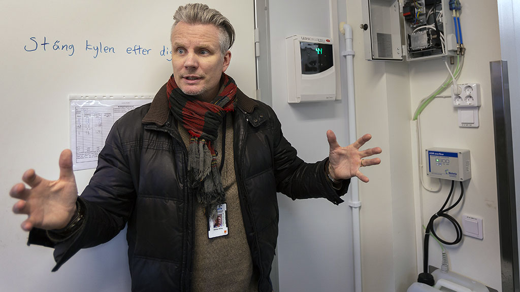 Staffan Atling, produktspecialist Bioteria, förklarar hur tekniken fungerar. Foto: Jesper Mott