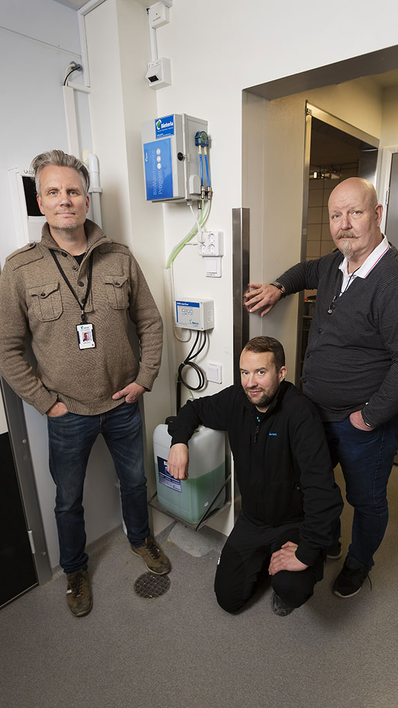 Från vänster: Staffan Atling och Robert Fox, Bioteria, samt Jörgen Gustafsson, teknisk förvaltare Sigtuna kommun. Foto: Jesper Mott