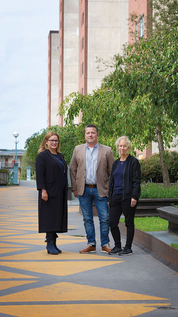 Områdeschef Effi Kalantzis med Botkyrkabyggens Conny Cederlid och Chris Österlund på Krögarvägen i Stockholmsförorten Fittja. Foto: Jesper Mott