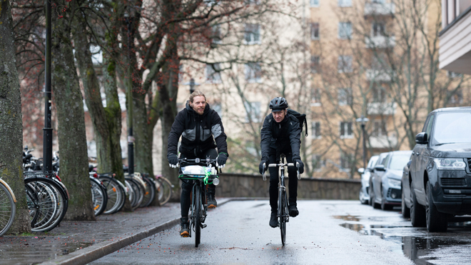 Det var få som trodde på Hugo Wolgers när han startade Cyklande rörmokaren. Men han har visat belackarna att företagsidén fungerar. VVS-Forums cyklande reporter Jan Fredriksson tog rygg på rörmokaren under en arbetsdag. Foto: Daniel Roos