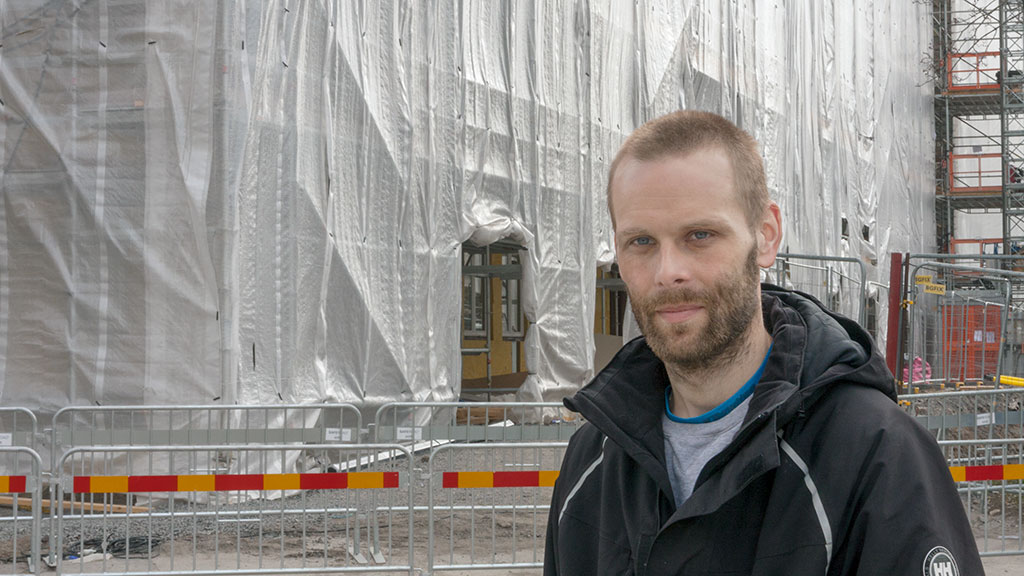 Daniel Nilsson framför Valla Torg 59 där Rörfixaren i Stockholm installerar VS. Foto: Jan Fredriksson