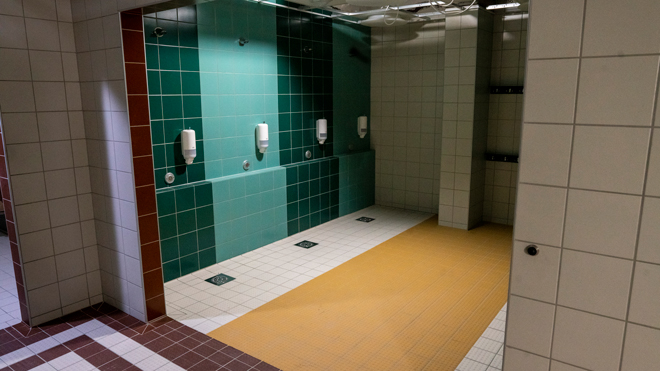 Badets omklädningsrum har tidstypisk färgsättning. Foto: Daniel Roos