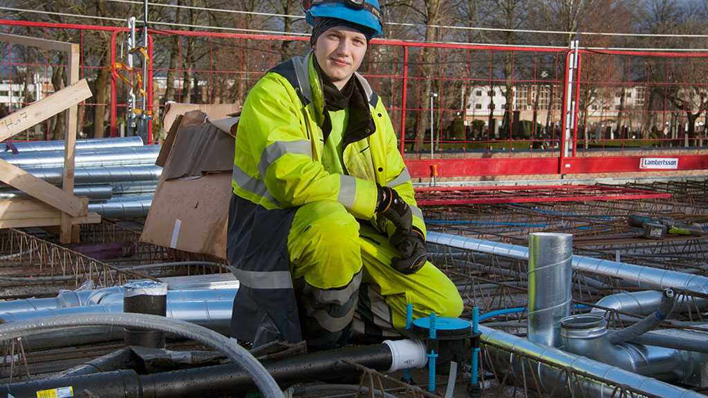 Jacob Linderholt kommer att montera närmare 150 golvbrunnar i projektet Brf Lokstallet. Foto: Jan Fredriksson