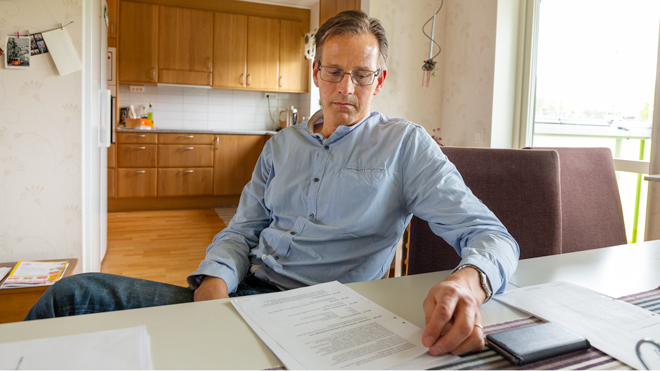 Henry Landström, ordförande i bostadsrättsföreningen, har reagerat på fastighetens bristfälliga rörisolering. Foto: Jan Fredriksson