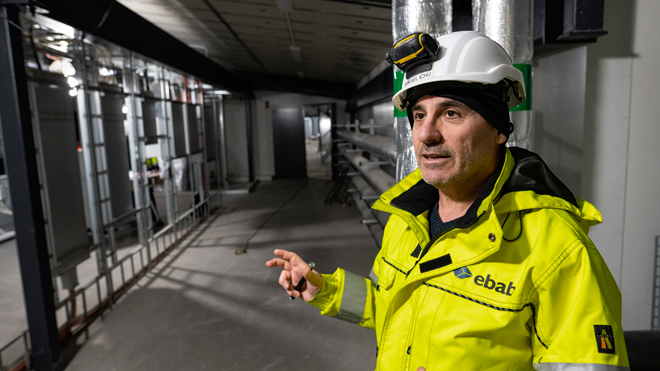 Mikael Ichu visar att högst upp i huset finns ett nytt fläktrum med gott om utrymme för drift. Foto: Daniel Roos