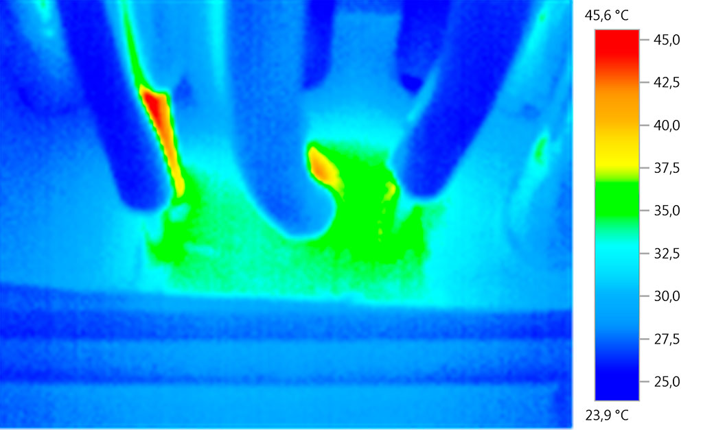 En värmekamera avslöjar bristerna hos bostadsrättsföre­ningen. De oisolerade varmvattenledningarna värmer bjälklaget till över 35 °C.