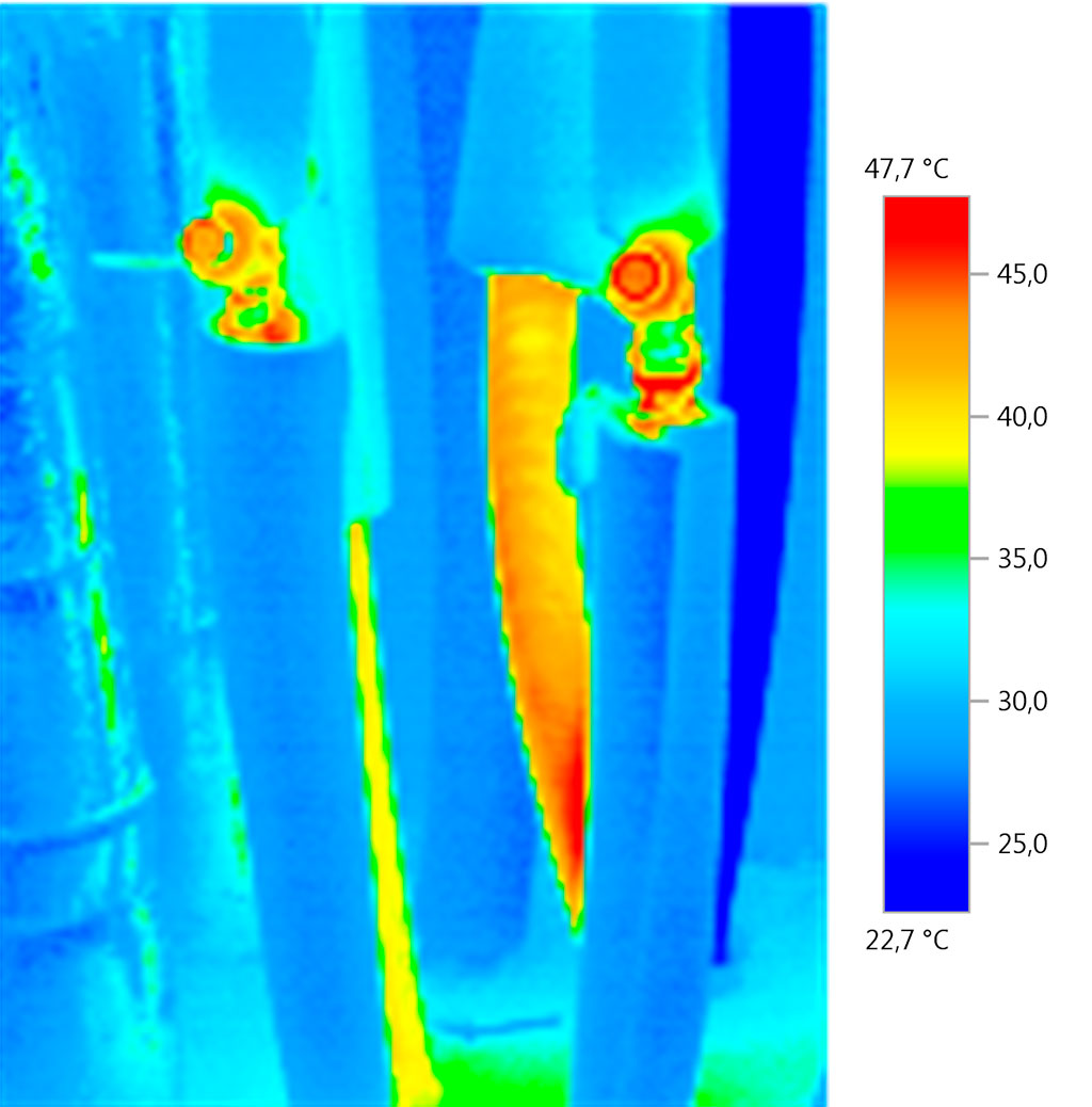 En kort bit på VVC-ledningen i fördelarskåpet har blivit oisolerad. Temperaturen är över 40 °C.