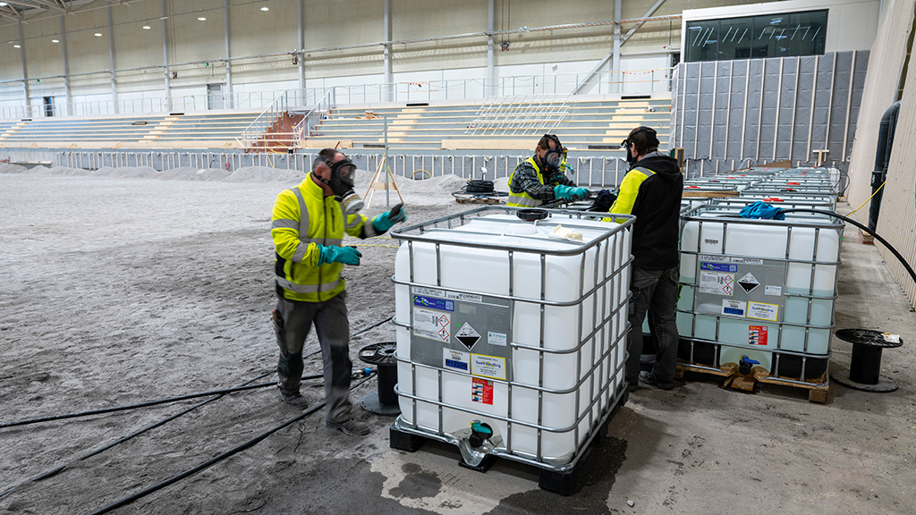 47 kubikmeter ammoniaklösning kyls till tio minusgrader och skickas runt i kylslingorna under pisten. Foto: Daniel Roos