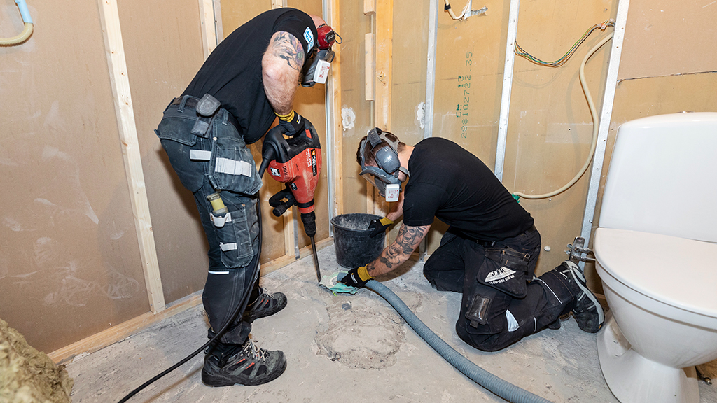 Tony Sundqvist och Kenny Oddbratt måste bila upp hela avloppsgrodan och dra nya rör till WC, dusch, tvättmaskin och kommod. Foto: David Lagerlöf