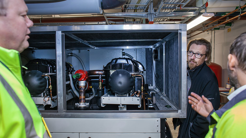 Varje maskin har tre magnetlagrade turbinkompressorer som är oljefria. Putte Wirsén, till höger, berättar att turbinerna kan varva max 39 000 varv i minuten. Foto: Joachim Grusell