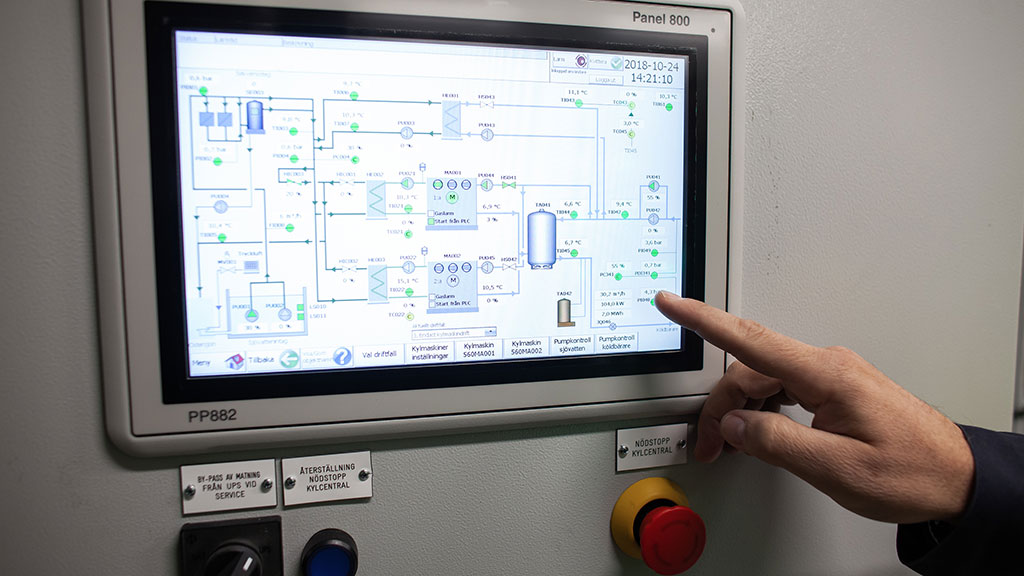 Anläggningen går att styra med panel.  Kylmaskinerna kommunicerar via modbus med plc:n. Foto: Joachim Grusell