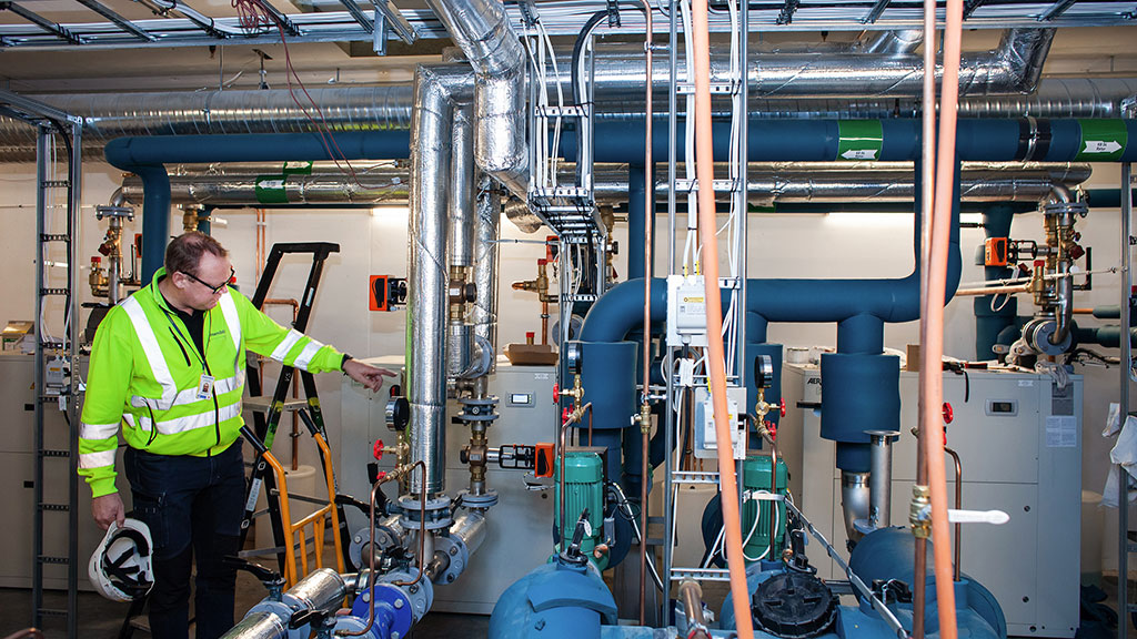 Assemblin VS har installerat processkylan som Linné­universitetet använder i sin forskningsverksamhet där rumstemperaturen kan skifta från två till 40 grader. Foto: Joachim Grusell