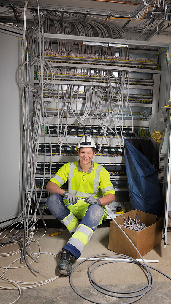 Antonio Stadig i undercentralens styrskåp. Foto: Jesper Mott