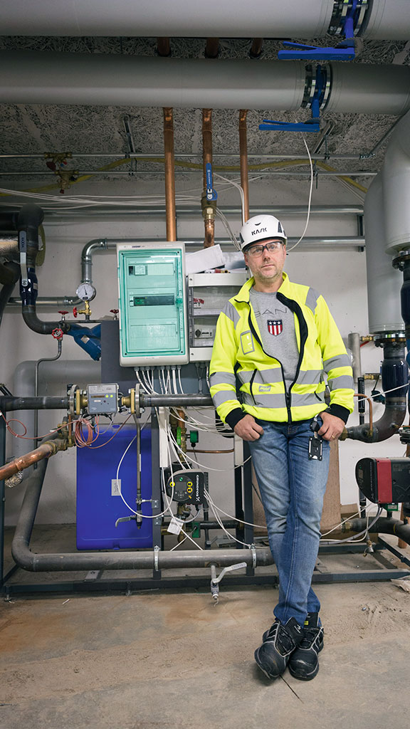 Matthias Winald vid  den nya värmecentralen. Foto: Jesper Mott
