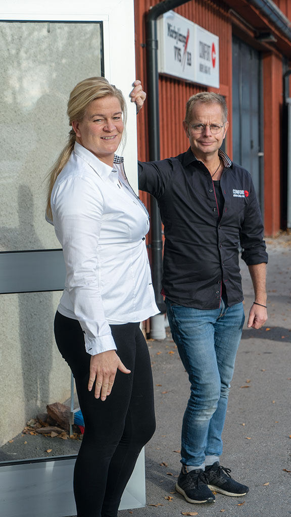 Mia Malmquist valde bort den egna frisörsalongen för att arbeta med maken Ola i Mörbylånga VVS istället. Foto: Lars-Göran Hedin