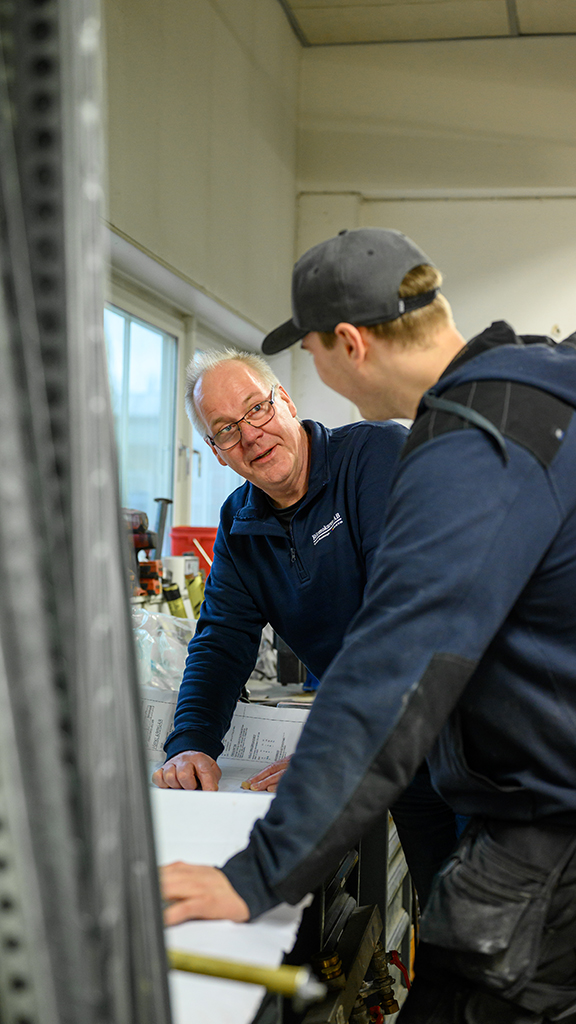 Mathias Asplund hjälper till med ritningarna. Foto: Crelle Ekstrand