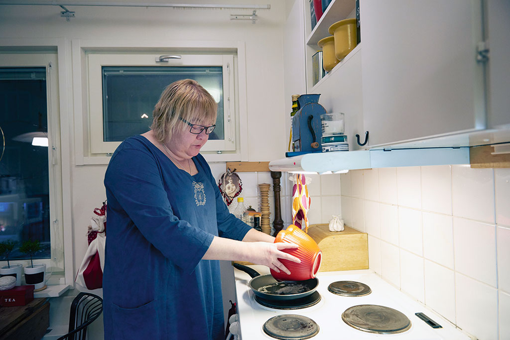 Ulrika Dahl gräddar raggmunk, då brukar det bli osigt. Men spisfläkten fungerar bra. Foto: Christian Rhen