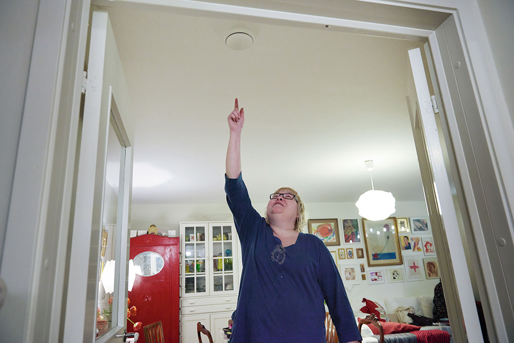 Hyresgästen Ulrika Dahl pekar på en ventil som fas­tighetsskötaren har stängt. Foto: Christian Rhen