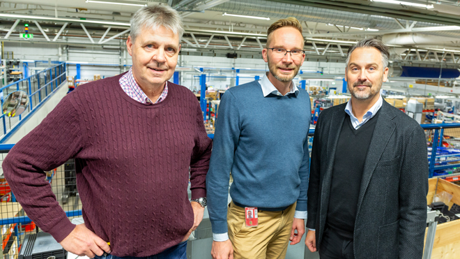 Fabrikschefen Per Hansson guidar genom produktionslinan i Markaryd tillsammans med Andreas Johnsson, produktansvarig för bergvärme, och Magnus Axelsson, marknadskommunikationschef. Foto: Jan Fredriksson