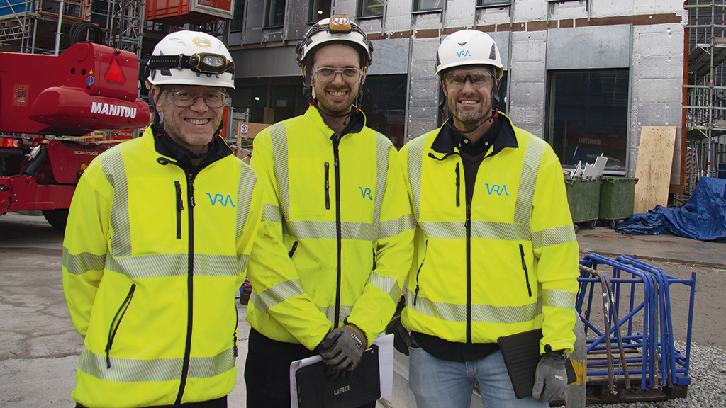 Johan Östergren, Fredrik Nordqvist och Andreas Udd ser många fördelar med förtillverkningen för både kunden och de egna med­arbetarna. Foto: Klas Sörbo
