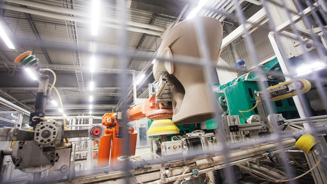 Industrirobotar putsar och jämnar till kanter på produkterna inför den fortsatta processen. Foto: Geberit