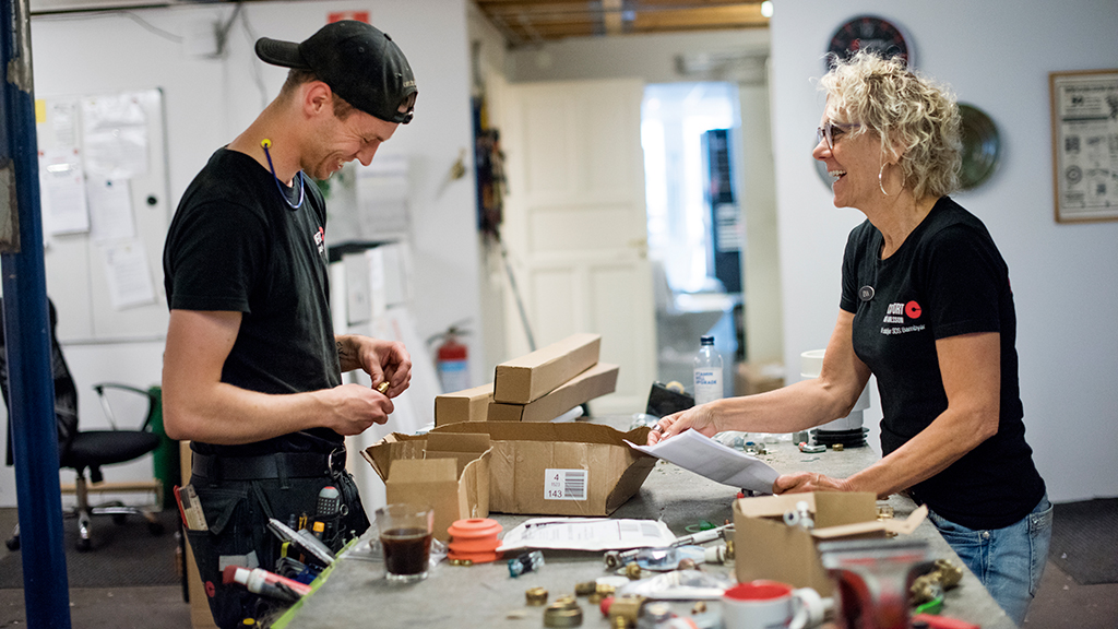 Ted Fransson är lärling hos Rör-Karlsson. Många av företagets medarbetare har kommit som lärlingar och blivit kvar. Det har skapat ett speciellt arbetsklimat, berättar vd Eva Fleetwood Karlsson. Foto: Lina Alriksson