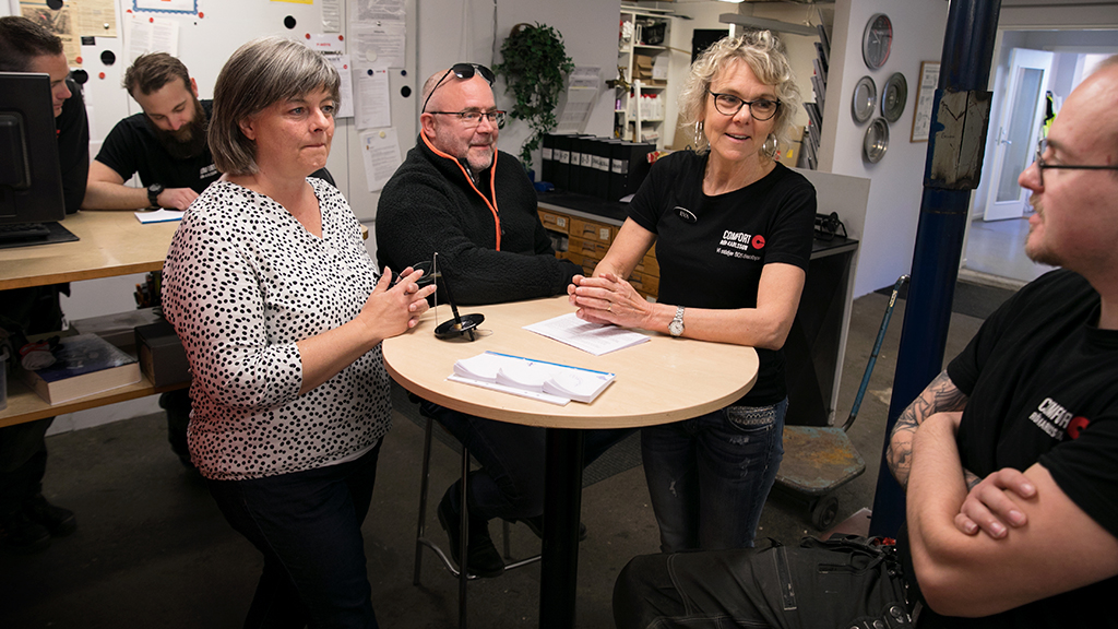 Samling för veckoinformation som är en viktig kanal för att nå ut med nyheter och information till personalen. Vid bordet står Christina Erlandsson, Lars Karlsson, Eva Fleetwood Karlsson och Eric Karlsson. I bakgrunden syns Mattias Sjögren och Oscar Lindblom. Foto: Malin Gustavsson