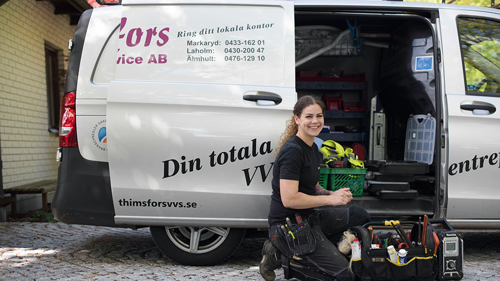 Sandra Christoff praoade på en bilskrot i 6:an och tyckte att hon att hon var i himmelriket. VVS-intresset kom senare.  Men en gammal jaguar där hemma är fortfarande hennes ögonsten. Foto: Lina Alriksson