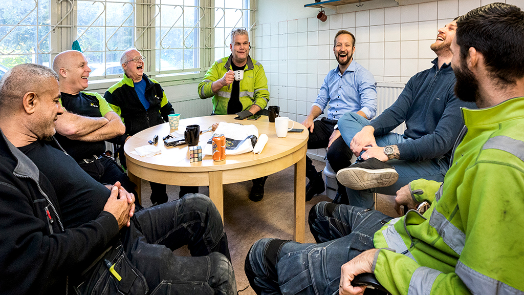 Fikarasten är viktig för det sociala samspelet. Från vänster: Mustafa El Bilbeisi, Patrik Larsson, Ove Fransson, Anders Gustafson, Sebastian Englinde själv, Christopher Södergren och Denis Kralj. Foto: Sören Håkanlind