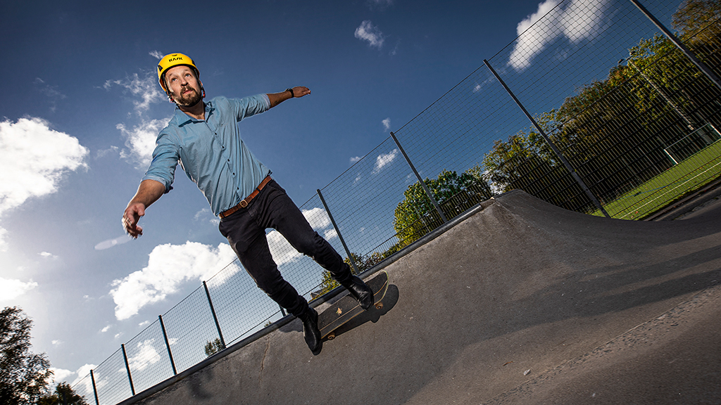 Sebastian Englinde åker gärna skateboard när han får en stund ledig från jobbet som servicechef på Bravida. Foto: Sören Håkanlind