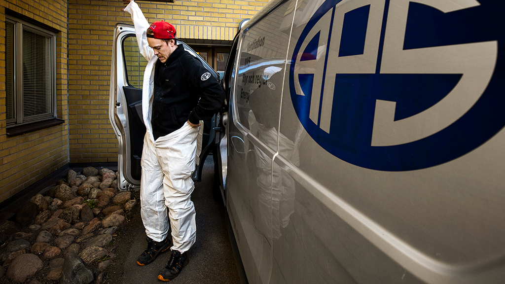 Skyddsutrustningen med bland annat en heltäckande overall ligger i servicebilen. Foto: Sören Håkanlind