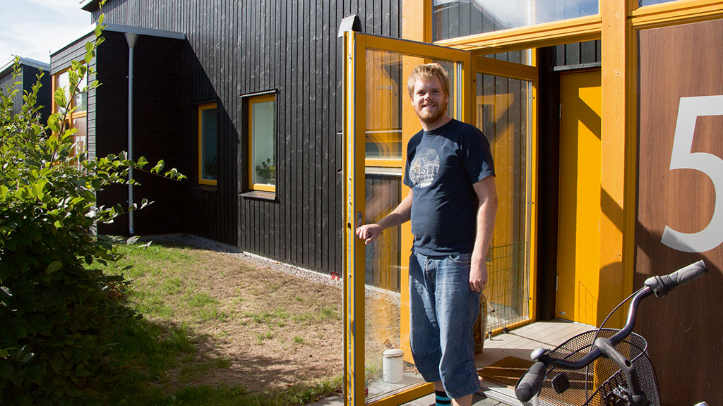 Jonas Falck är ordförande i bostadsrättsföreningen och flyttade in 2015. Foto: Marie Granmar