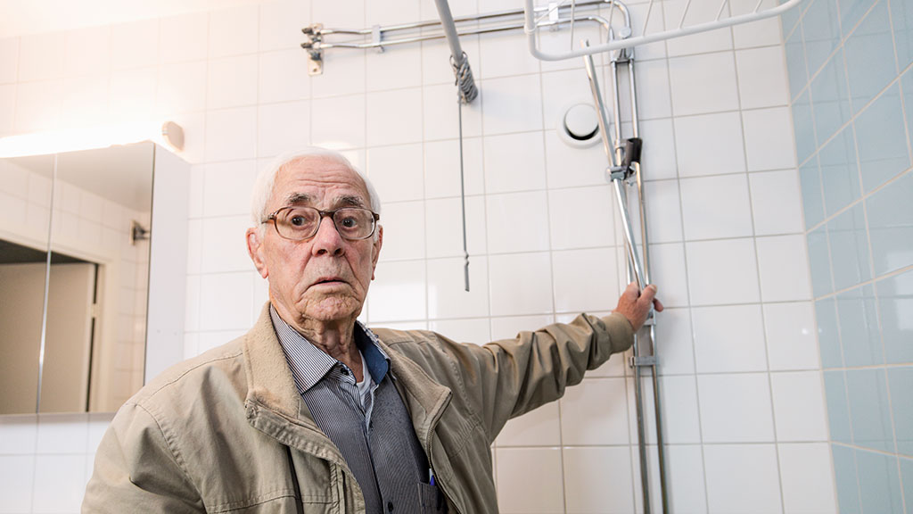 Motaleb Harighi, 83 år, är missnöjd med stambytet i hans lägenhet. Foto: David Lagerlöf