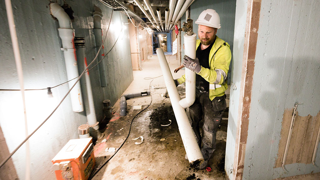 Pontus Axelsson, VVS-montör på Rörfixaren, bär med sig en del av stammen. Allt ska återvinnas. Foto: David Lagerlöf